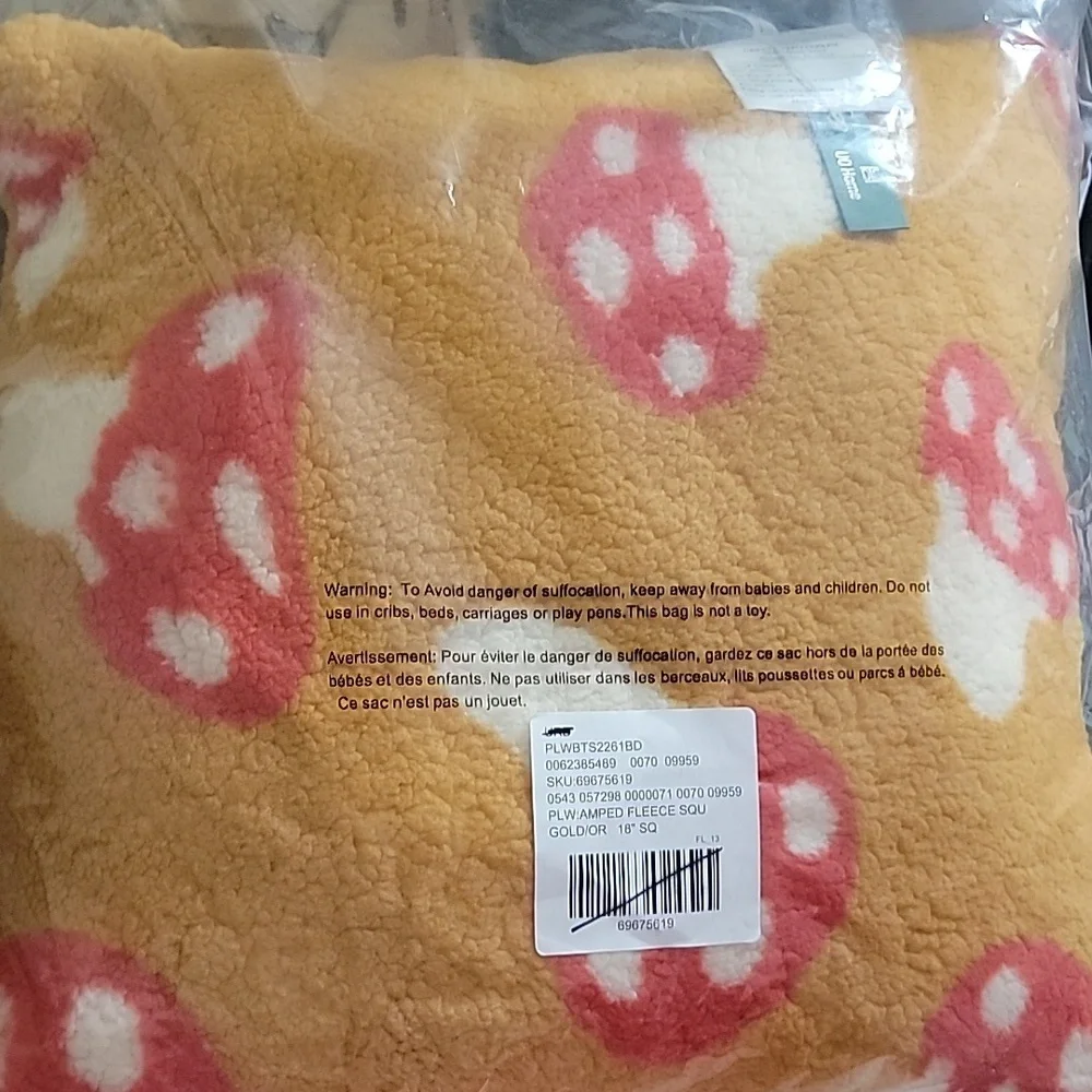New Urban Outfitters Amped Tufted Fleece Overstuffed Throw Pillow 18